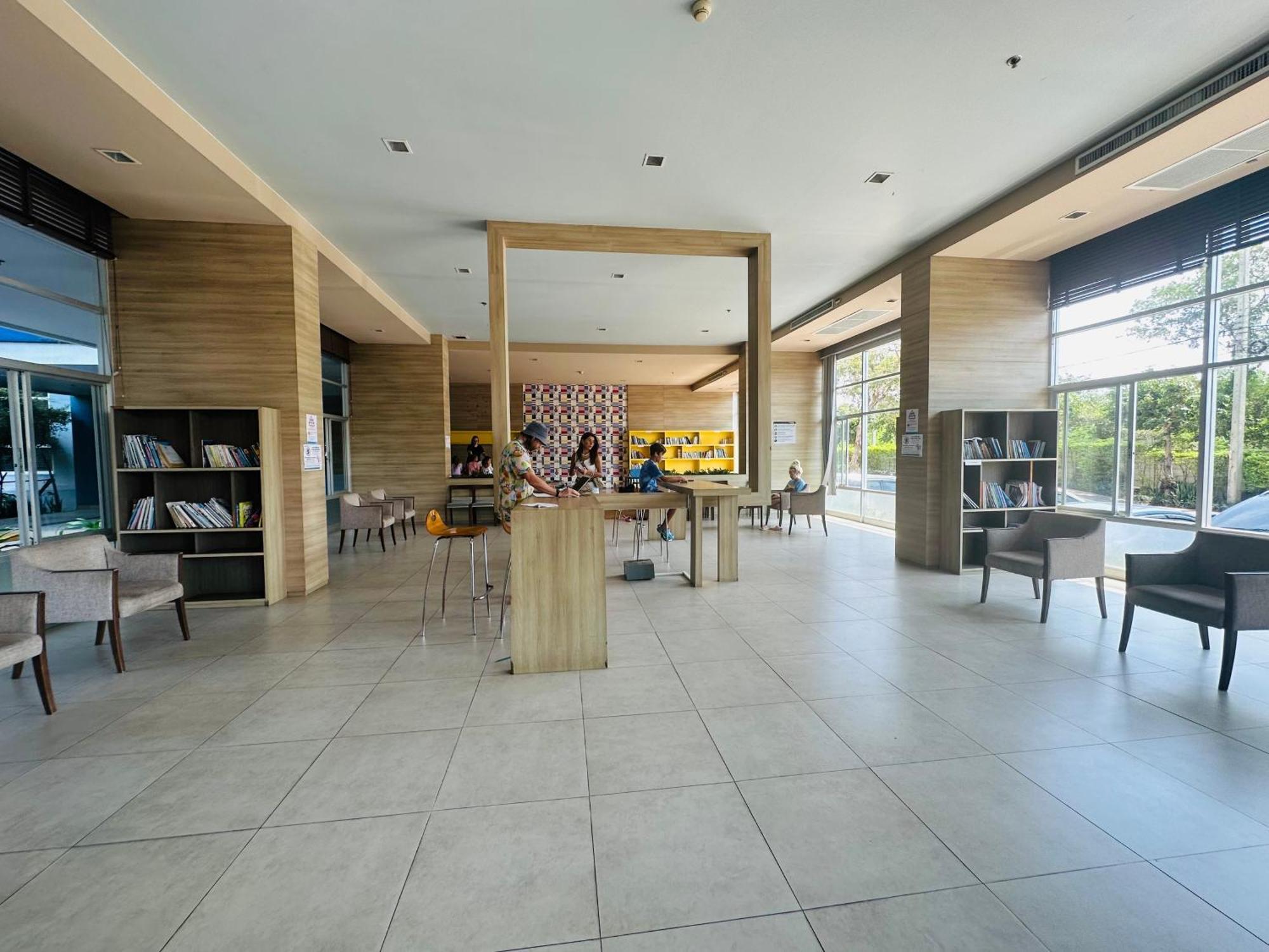 Seaview Beach Room Lumpini-Pool And Gym Face To Ocean Haat Jomtien Eksteriør bilde