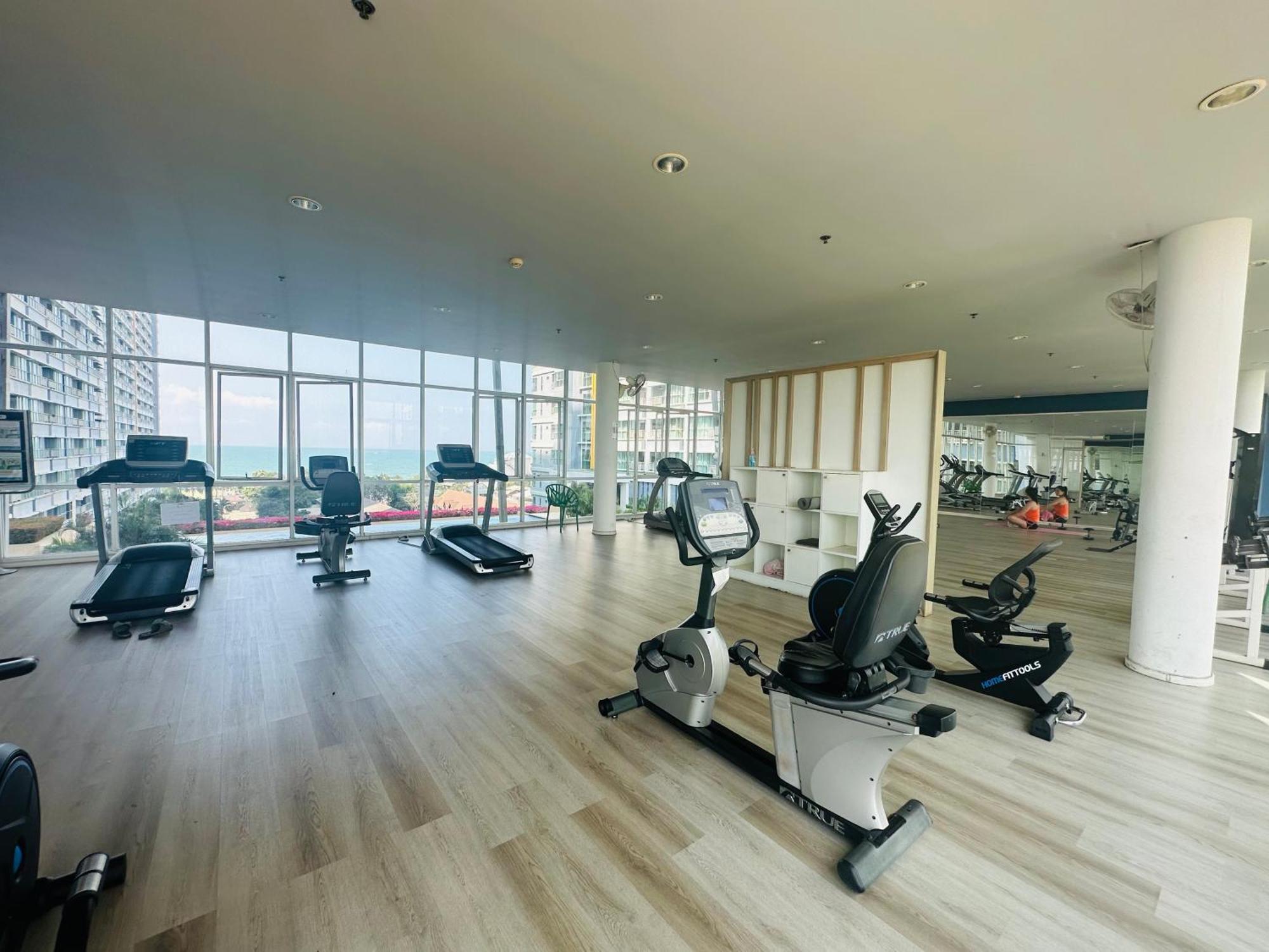 Seaview Beach Room Lumpini-Pool And Gym Face To Ocean Haat Jomtien Eksteriør bilde