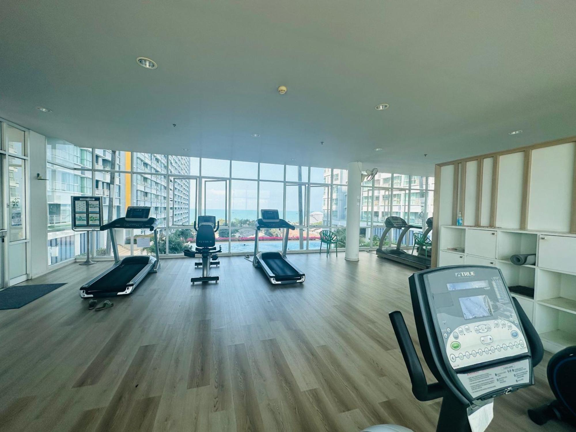 Seaview Beach Room Lumpini-Pool And Gym Face To Ocean Haat Jomtien Eksteriør bilde