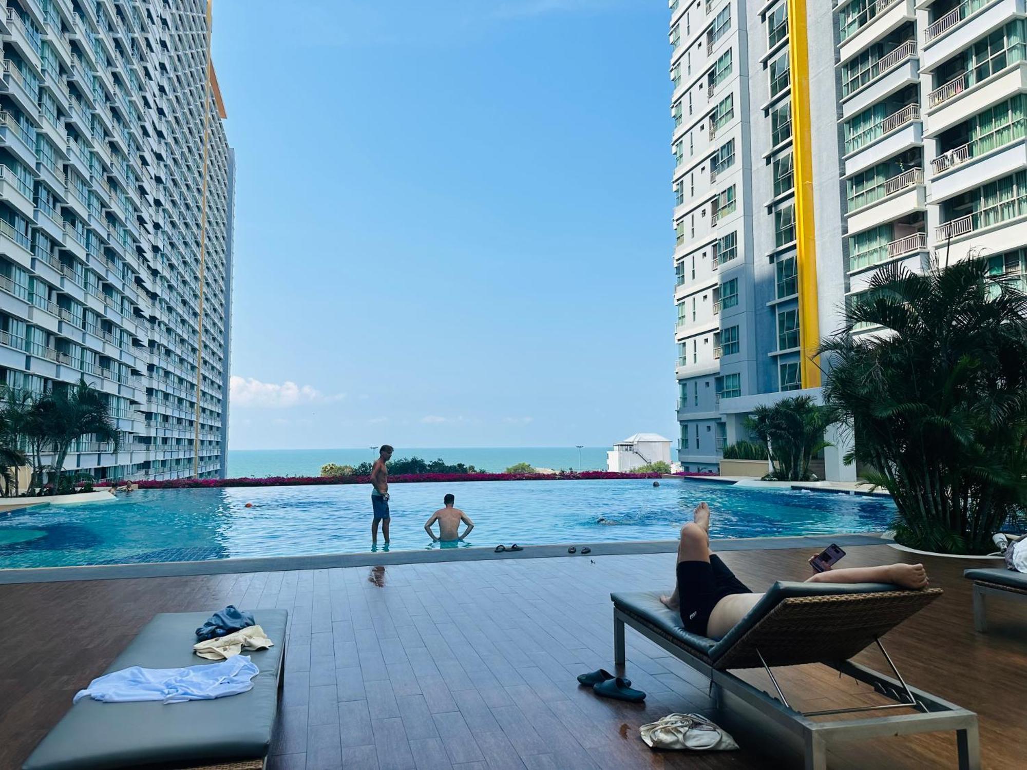 Seaview Beach Room Lumpini-Pool And Gym Face To Ocean Haat Jomtien Eksteriør bilde