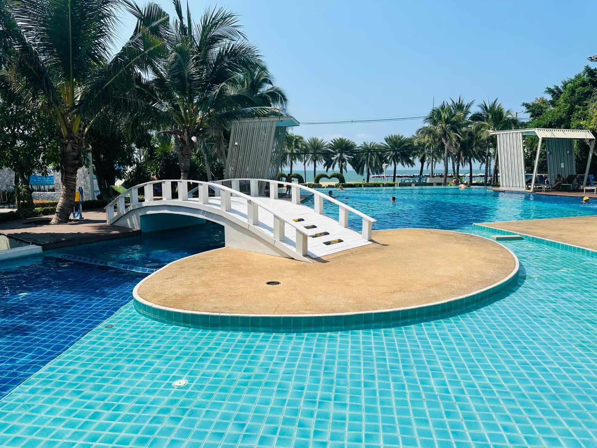 Seaview Beach Room Lumpini-Pool And Gym Face To Ocean Haat Jomtien Eksteriør bilde