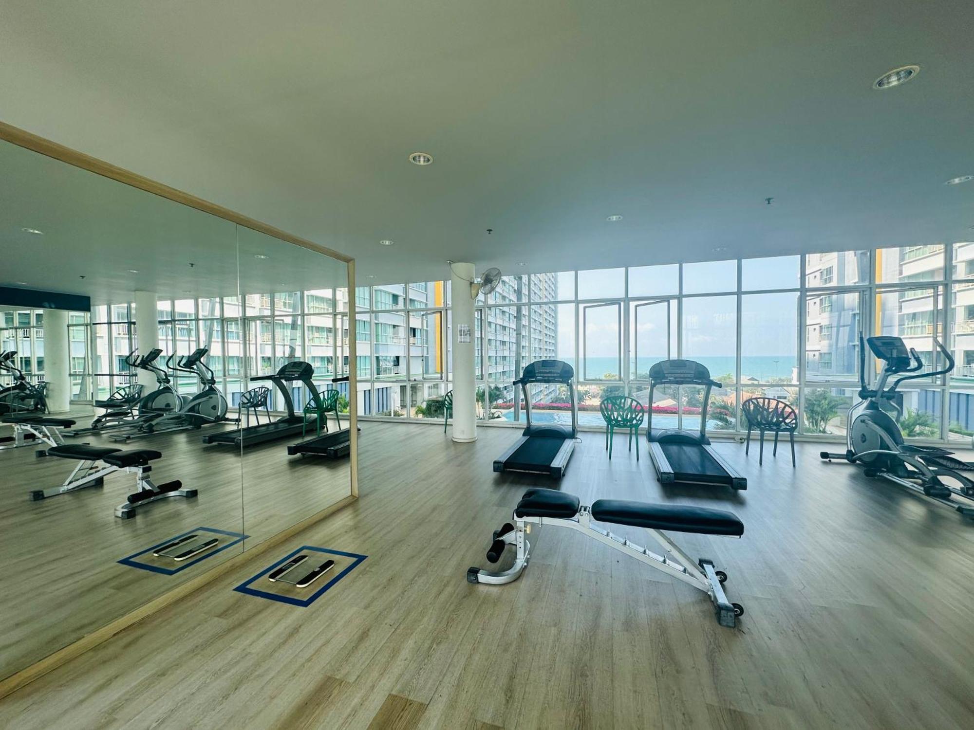 Seaview Beach Room Lumpini-Pool And Gym Face To Ocean Haat Jomtien Eksteriør bilde