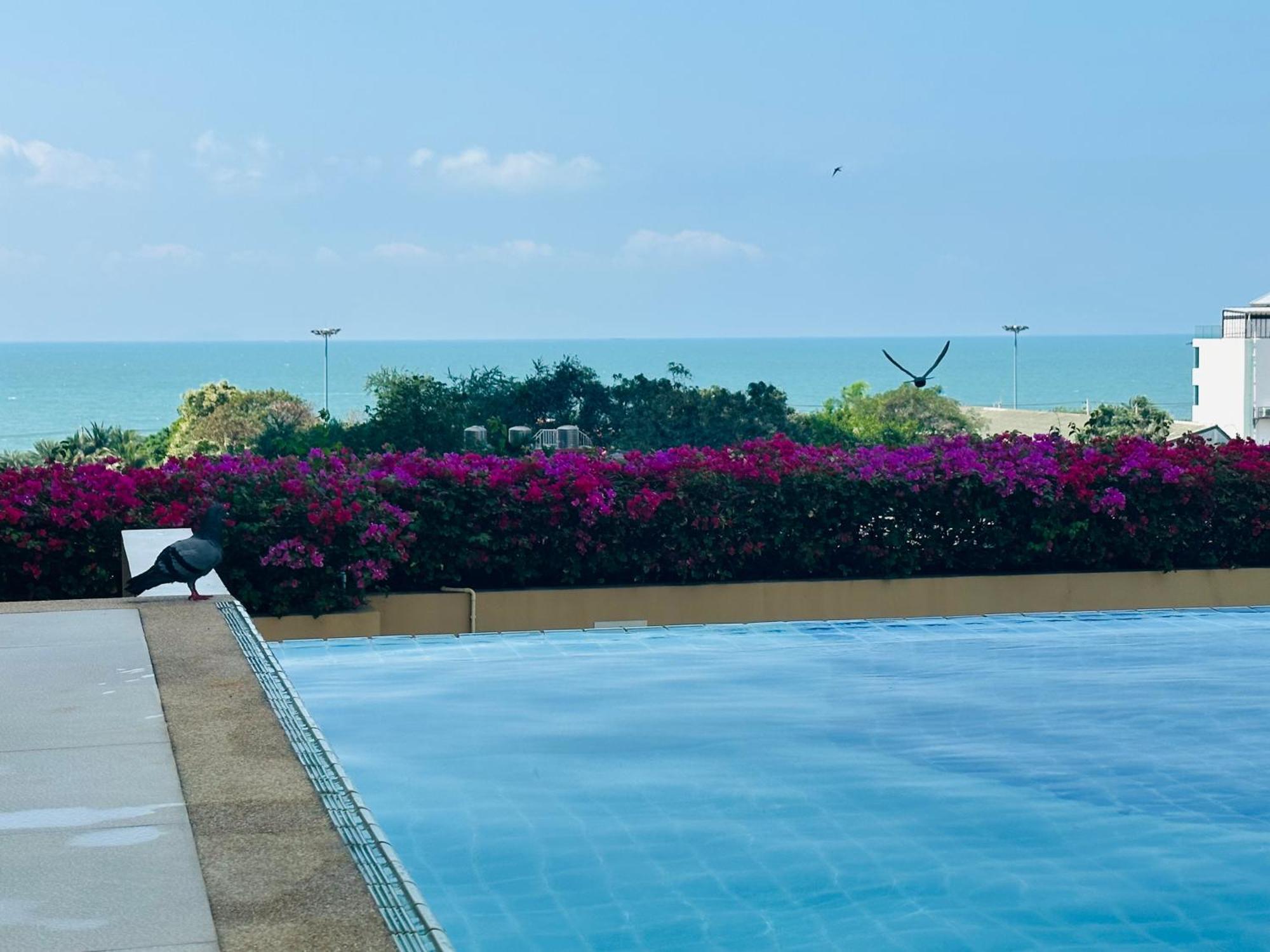 Seaview Beach Room Lumpini-Pool And Gym Face To Ocean Haat Jomtien Eksteriør bilde